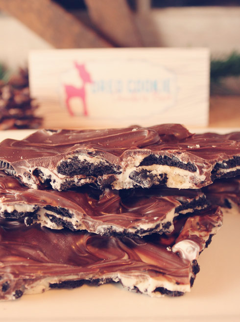 Holiday Goodies: Oreo Cookie Chocolate Bark + Free Printable Tag